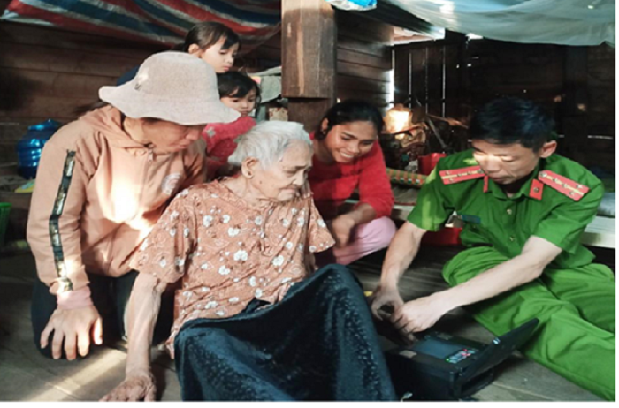 Công an huyện Ea H'Leo triển khai việc cấp Căn cước công dân đến tận nhà cho công dân già yếu, có hoàn cảnh đặc biệt khó khăn